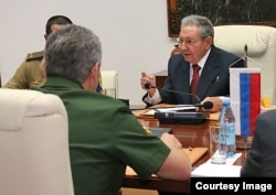 Raúl Castro en conversaciones con el ministro de Defensa de Rusia, Serguei Shoigu.