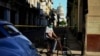 Un hombre cubano en las calles de La Habana. (Yamil Lage/AFP).