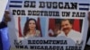 En la imagen tomada en abril de 2018 un manifestante sostiene un cartel contra Ortega y Murillo.