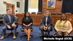 El documentalista Jordan Allott; la activista Ruhama Fernández; el cineasta Luis Alvarez y la activista Ariadna Mesa Rubio participan en un evento organizado por el Centro para Una Cuba Libre, Washington, D.C.,17 de septiembre del 2025