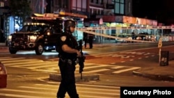 Policía de unidad antiterrorista fuertemente armado tras el atentado que dejó 29 heridos en Manhattan, New York.