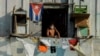 Un cubano observa la calle desde su balcón en La Habana