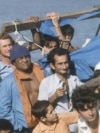 Un grupo de refugiados cubanos el 23 de abril de 1980. AP Photo/Jaques Langevin