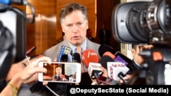 El subsecretario de Estado de Estados Unidos, Christopher Landau, responde preguntas de la prensa. (@DeputySecState/X)