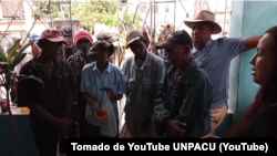La doctora Nelva Ortega Tamayo (der.) recibe a las personas que buscan ayuda y alimentos en el proyecto de la UNPACU en Santiago de Cuba. 