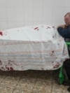 Serhii se abraza al cad&#225;ver de su hijo Iliya, fallecido en un hospital de Mari&#250;pol (Ucrania) el 2 de marzo, tras ser herido por los bombardeos rusos.
