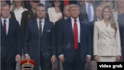El presidente Donald Trump preside el desfile por el 250 aniversario del Ejército de los Estados Unidos. A su lado, la primera Dama de EEUU, Melania Trump, y el secretario de Defensa, Pete Hegseth.