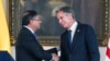 El secretario de Estado de EEUU, Antony Blinken (a la derecha), saluda al presidente de Colombia Gustavo Petro el 3 de octubre de 2022 en Bogotá. (Luisa González/Pool vía AP).
