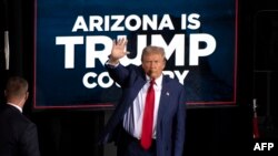 Donald Trump saluda durante un evento de campaña en Tucson Music Hall, en Arizona, en septiembre pasado. (Rebecca Noble/AFP/Archivo)