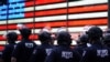 Policías en New York, donde se decretó Toque de Queda