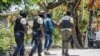 La policía está al acecho de otros presuntos asesinos del presidente haitiano Jovenel Moise frente a la Embajada de Taiwán en Puerto Príncipe, Haití.