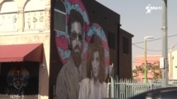 Info Martí | Un mural con los rostros de los Estefan decora la Calle Ocho, de Miami