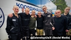 Ucranianos exprisioneros de guerra liberados tras intercambio con Rusia. 