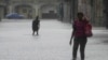 Residentes caminan por una calle inundada por la lluvia provocada por el huracán Idalia en La Habana, Cuba, la madrugada del martes 29 de agosto de 2023. (AP/Ramon Espinosa)