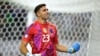 El portero Emiliano "Dibu" Martínez celebra después de atajar un penal en la tanda de penales durante el partido de cuartos de final de la Copa América Conmebol 2024 entre Argentina y Ecuador en el NRG Stadium en Houston, Texas, el 4 de julio de 2024. (JUAN MABROMATA / AFP)