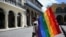 Un activista con una bandera del arco iris, símbolo de la comunidad gay en una plaza de La Habana (Cuba).