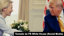 El presidente, Donald Trump, y Ursula von der Leyen, presidenta de la Comisión Europea, celebran el acuerdo comercial entre EEUU y la Unión Europea, el 27 de julio de 2025.