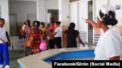 Madres con niños pequeños enfermos acuden al hospital pediátrico de Matanzas. 