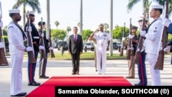 El ministro de Defensa de Colombia, Pedro Sánchez, y el almirante de la Armada de EEUU, Alvin Holsey, durant ela visita del primero al Comando Sur, en Doral, Florida. (Foto: Samantha Oblander, SOUTHCOM)